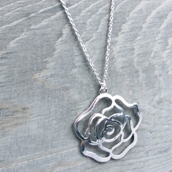 NEW Silver tone Flower Pendant Necklace - Picture 4 of 4